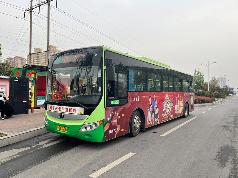 五糧濃春公交車廣告