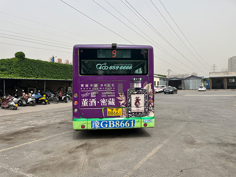 董酒公交車廣告